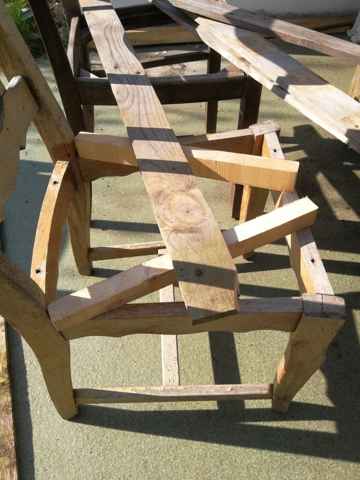 Man kann die Höhe mit weiteren Holzstücken ausgleichen... 